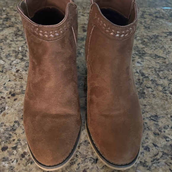 Cute boutique booties - Picture 5 of 5